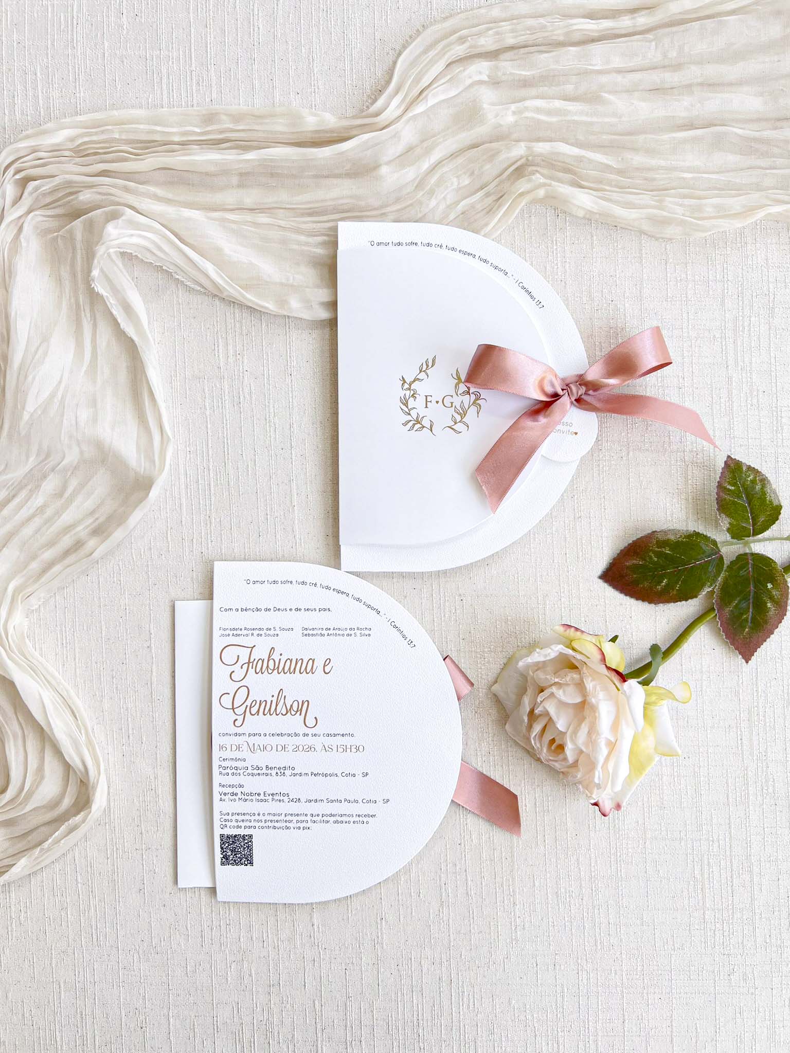 Convite Recorte Oval Geométrico Envelope Colorido - Iniciais env. Metalizada - FITA CETIM