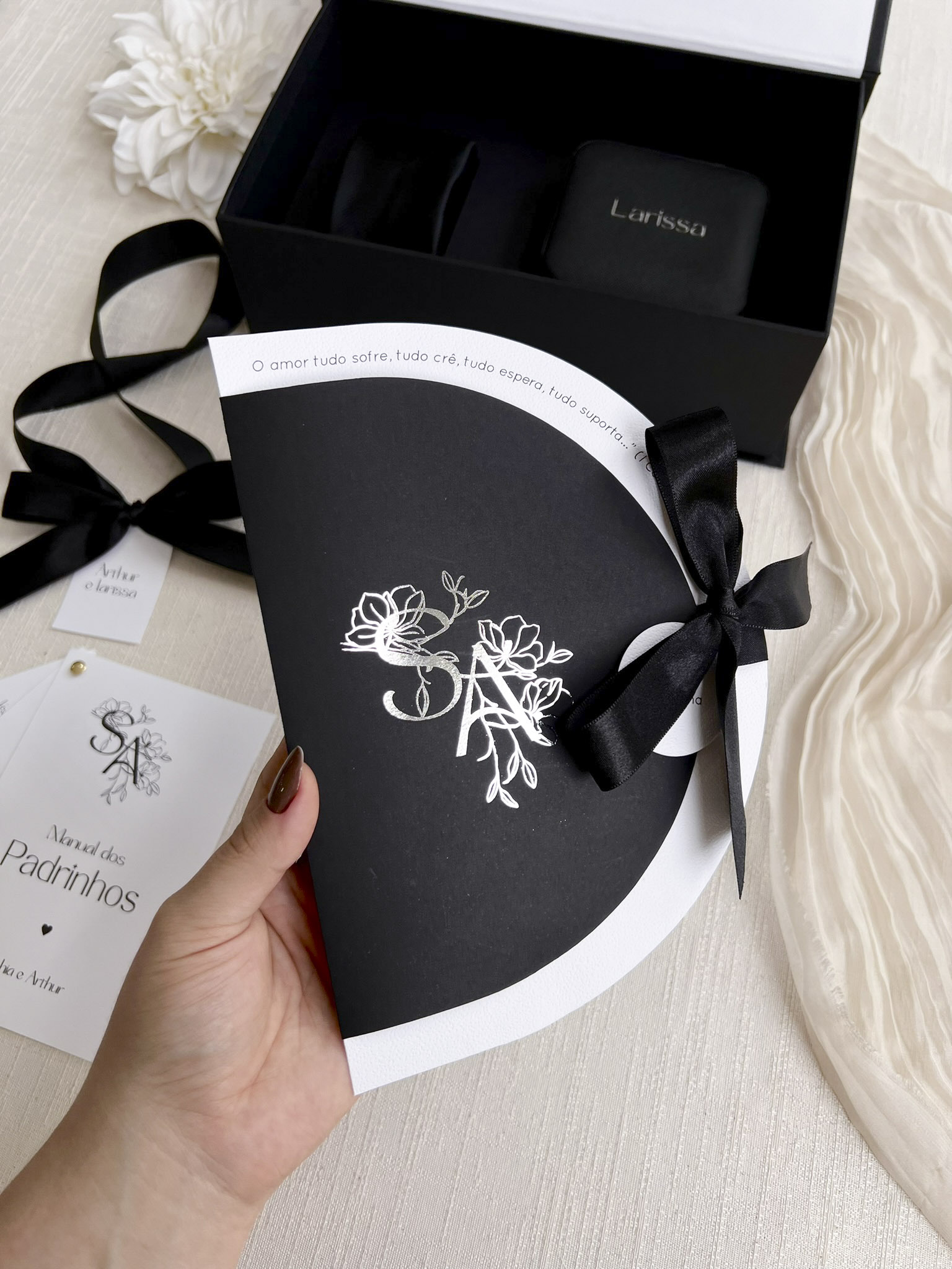 Convite Recorte Oval Geométrico Envelope Colorido - Iniciais env. Metalizada - FITA CETIM