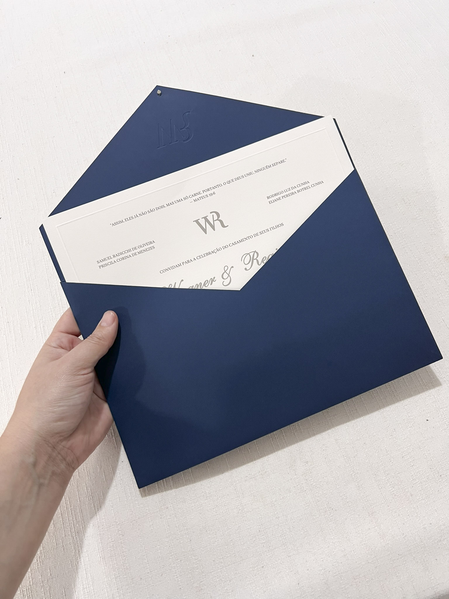 Convite Carta OFF WHITE - Relevo Seco - lacre - Colorido - Metalizado -COD. 1000 - L (cópia)